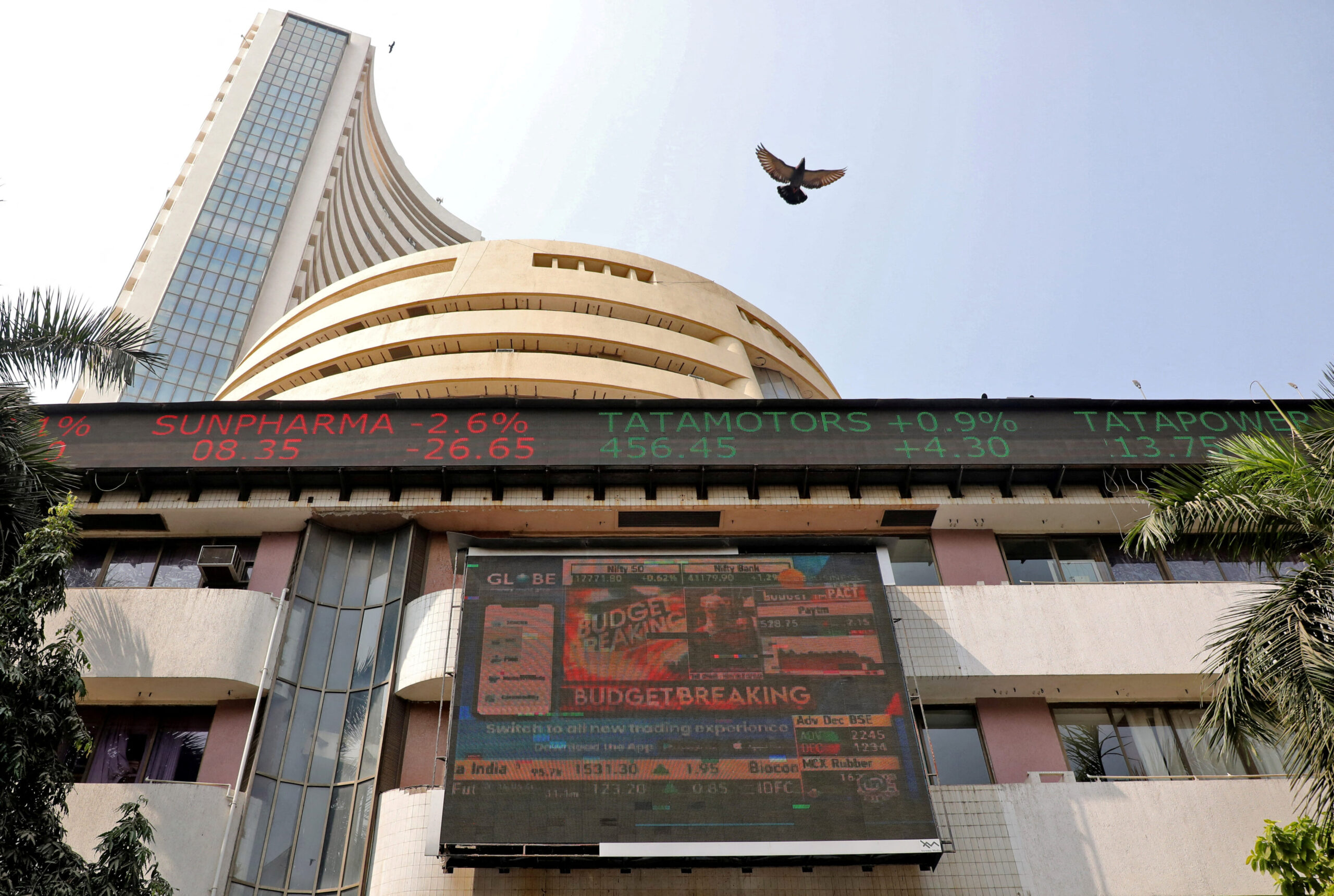 Market Soars on Banking Gains, Foreign Investment