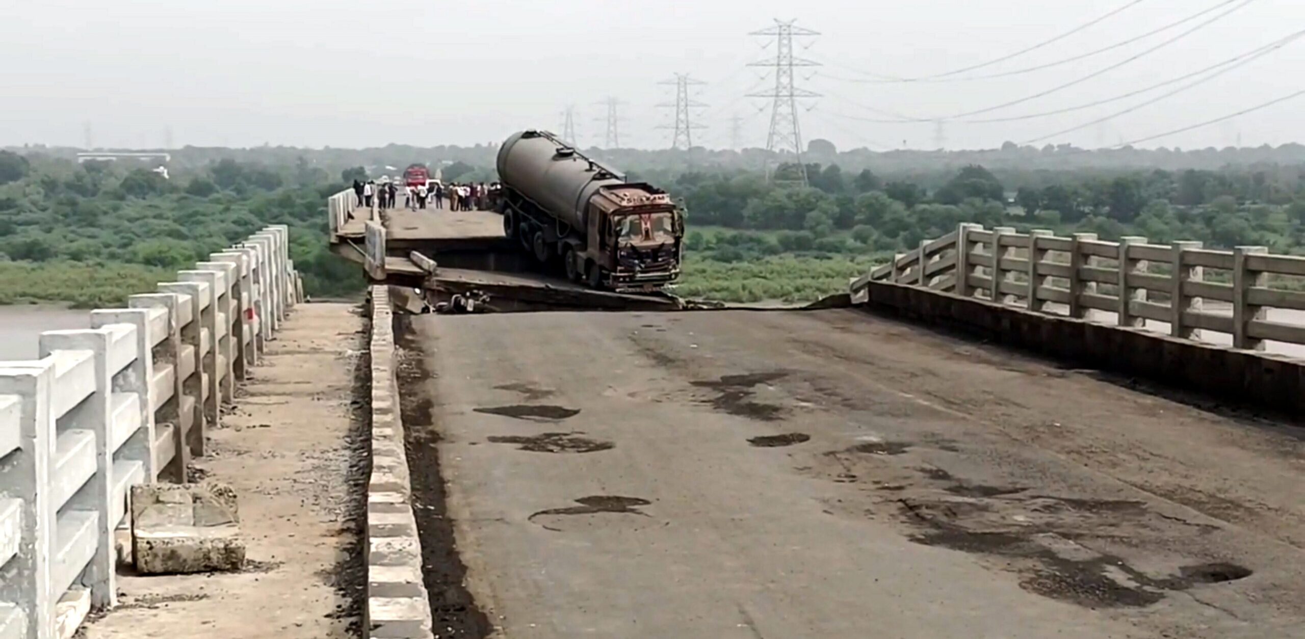 Death toll in Vadodara bridge collapse reaches 16, search on for missing persons
