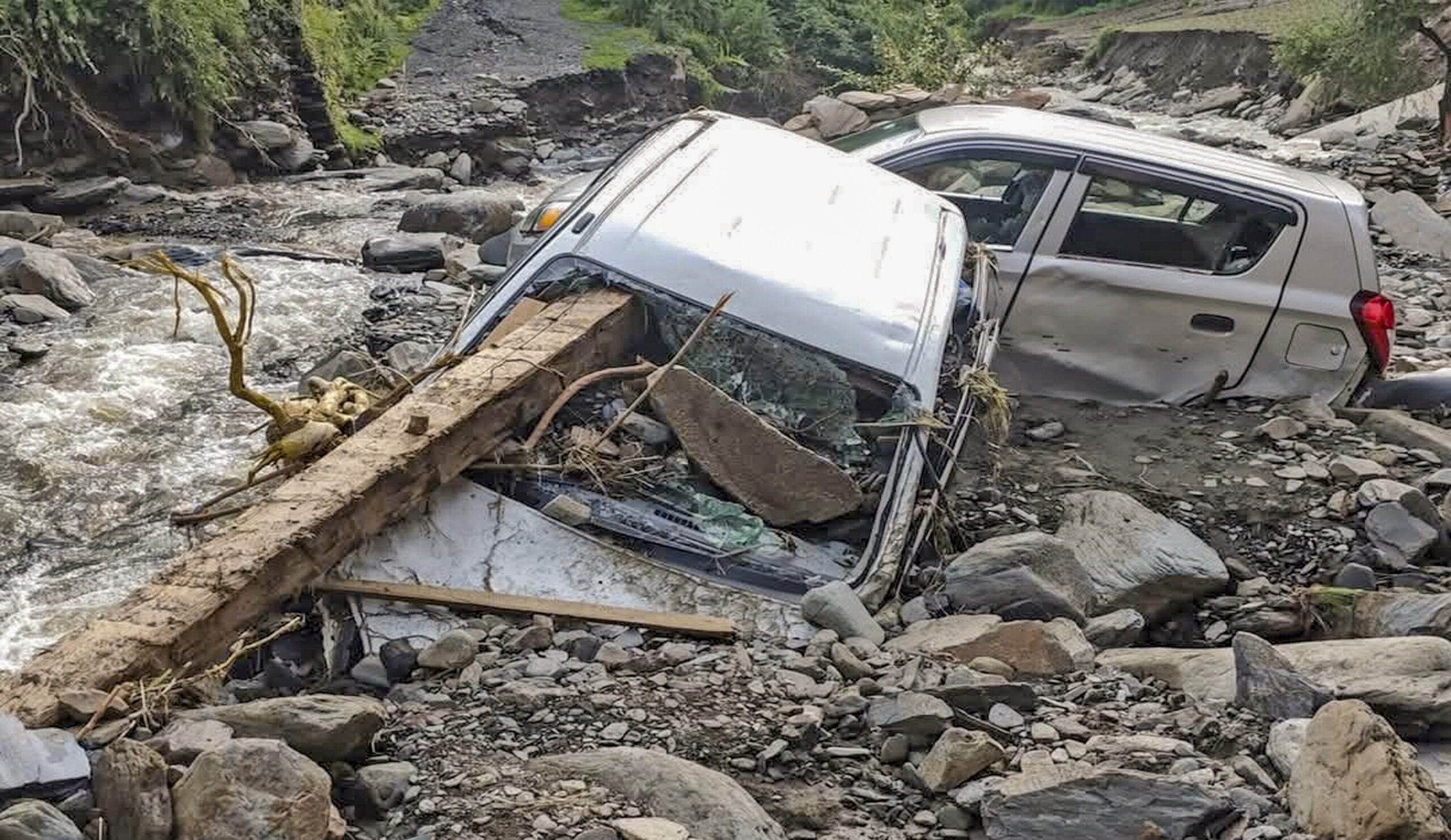 Mandi-Dharampur stretch of NH 3, several Himachal roads closed for vehicular traffic due to downpour