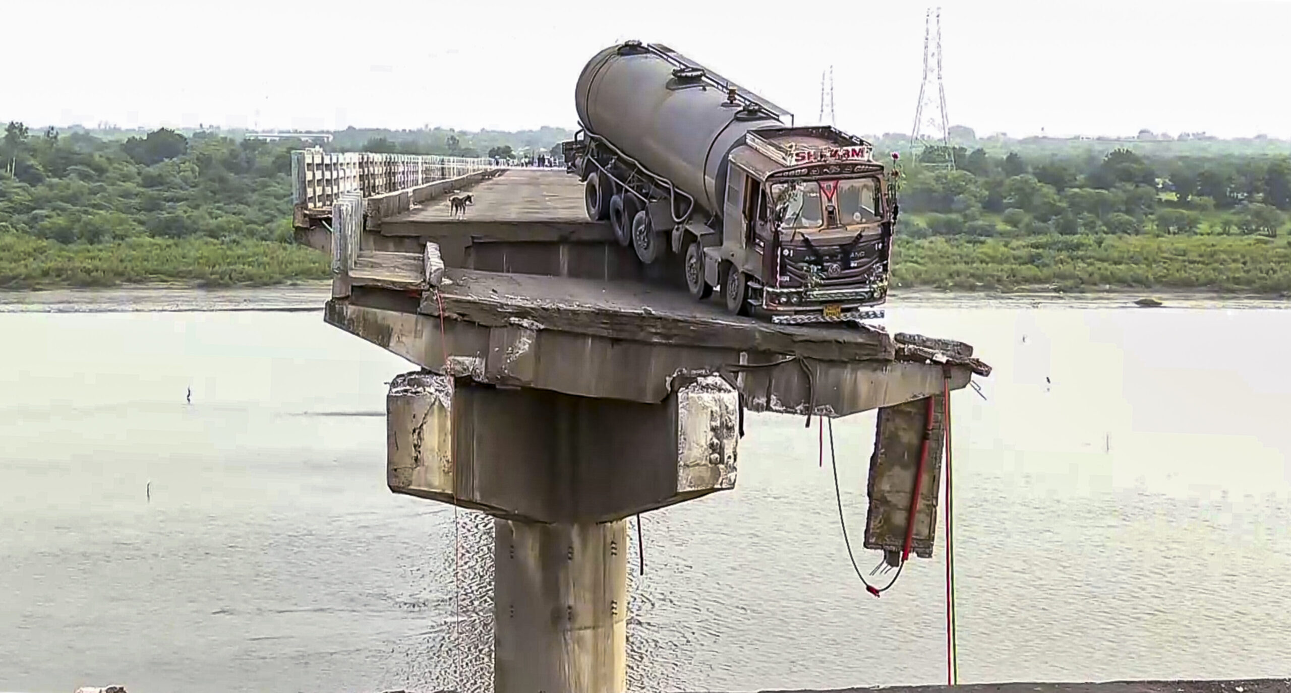 Vadodara bridge collapse toll rises to 18; two missing