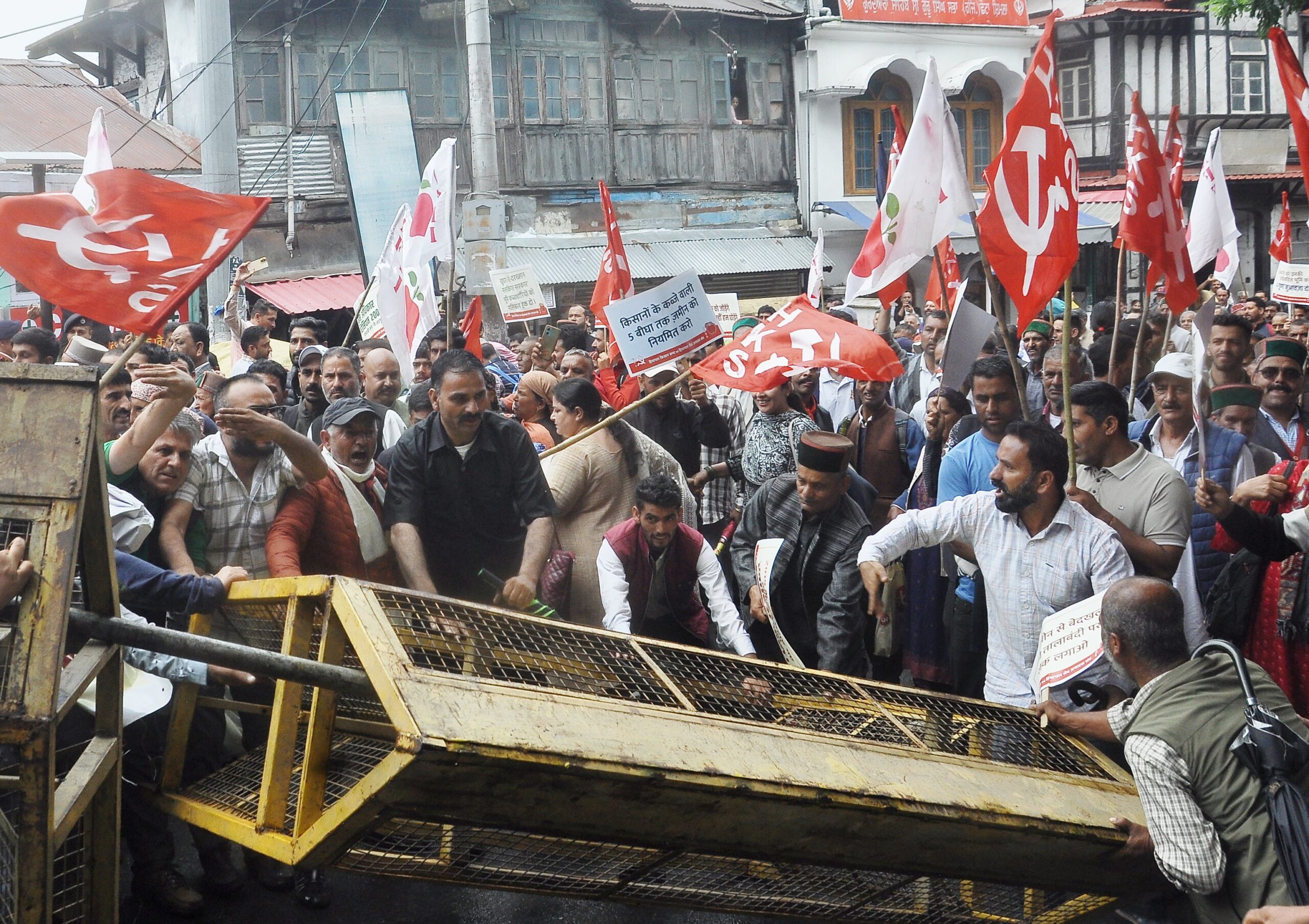 Orchardists protest land evictions outside secretariat