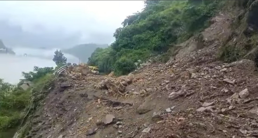 Landslide blocks Chandigarh-Manali highway between Mandi and Kullu near Pandoh