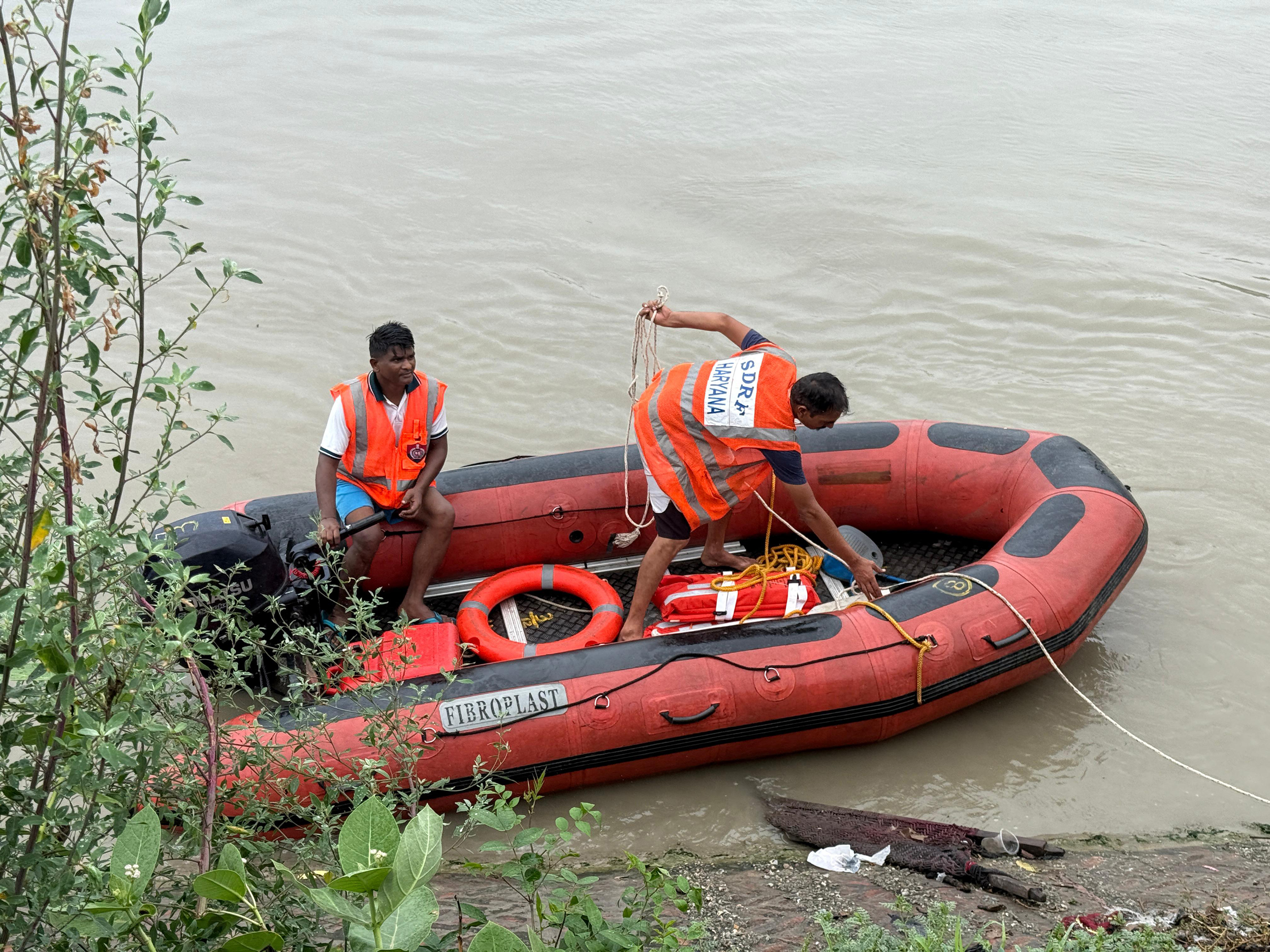Car plunges into Yamuna canal, woman’s body recovered, husband still missing