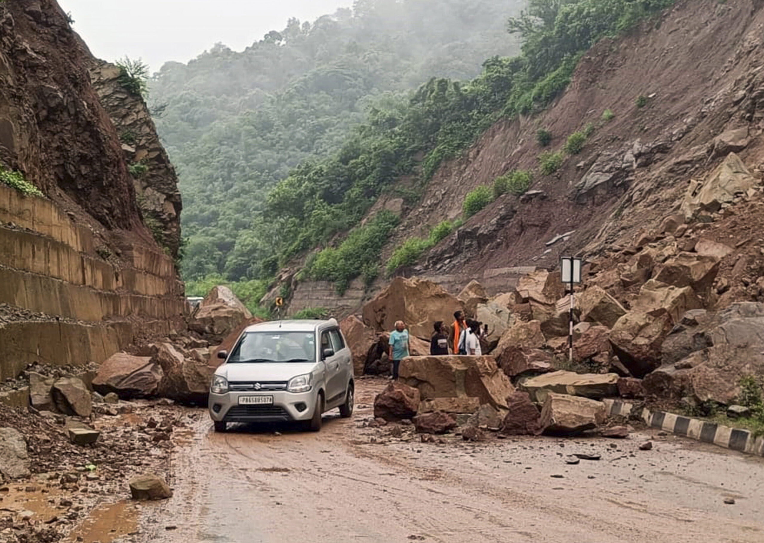 Landslide Cripples Kiratpur-Manali Highway, Thousands Stranded