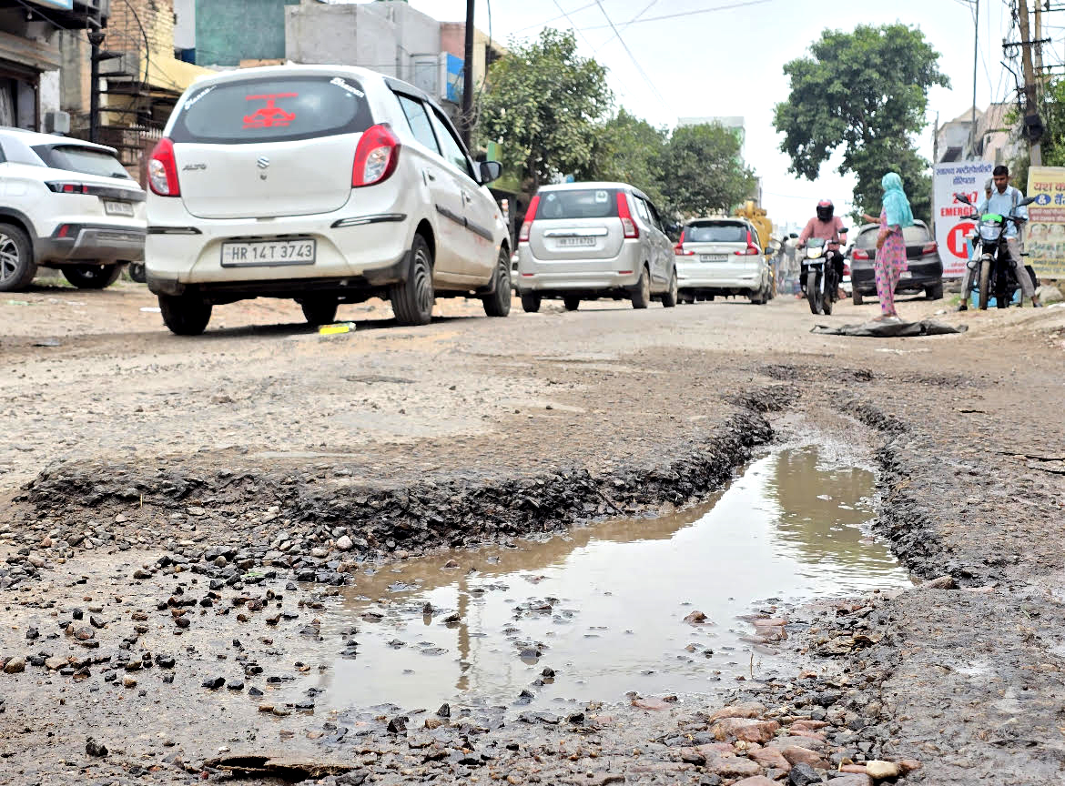 Pothole-ridden road troubles Jhajjar shopkeepers, commuters