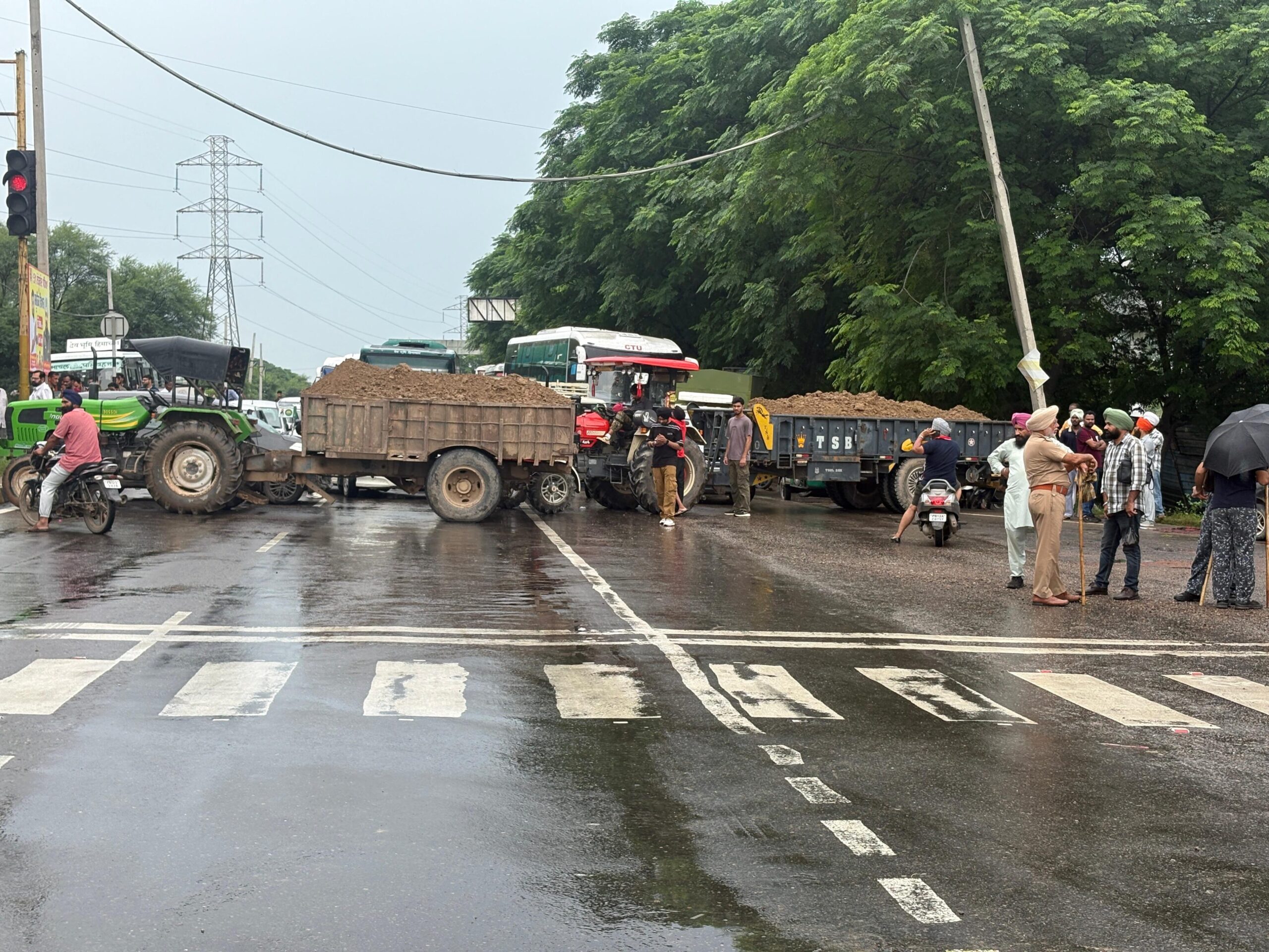 Farmers block Ropar-Chandigarh highway over Sutlej river course change