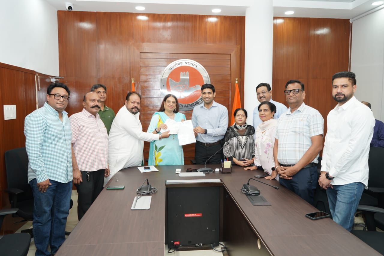 Mayor Babla along with residents donate Rs 20 lakhs for Punjab flood relief